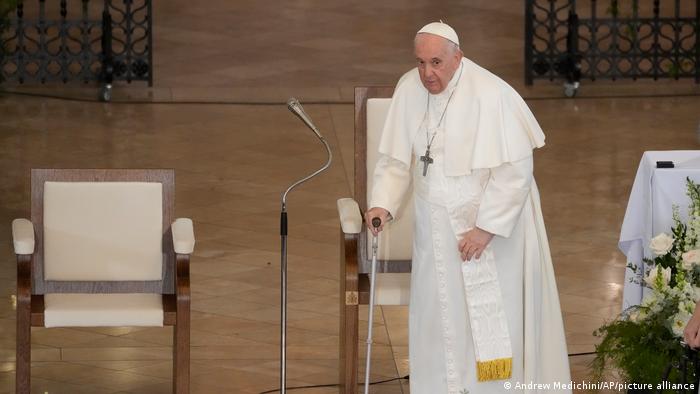 El papa Francisco pide erradicar la “indiferencia” en encuentro con refugiados en Hungría