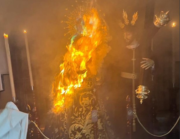 Desalojan iglesia en el sur de España tras incendiarse imagen de la Virgen de los Desconsuelos