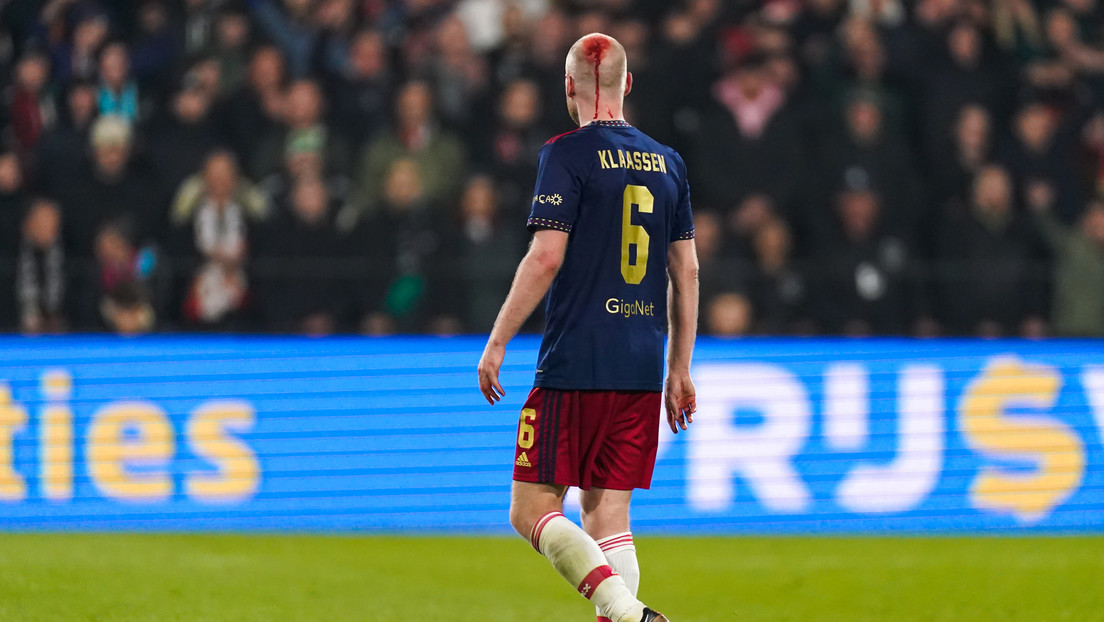 Momento en que futbolista del Ajax sufrió corte en la cabeza por objeto lanzado desde la tribuna (VIDEO)