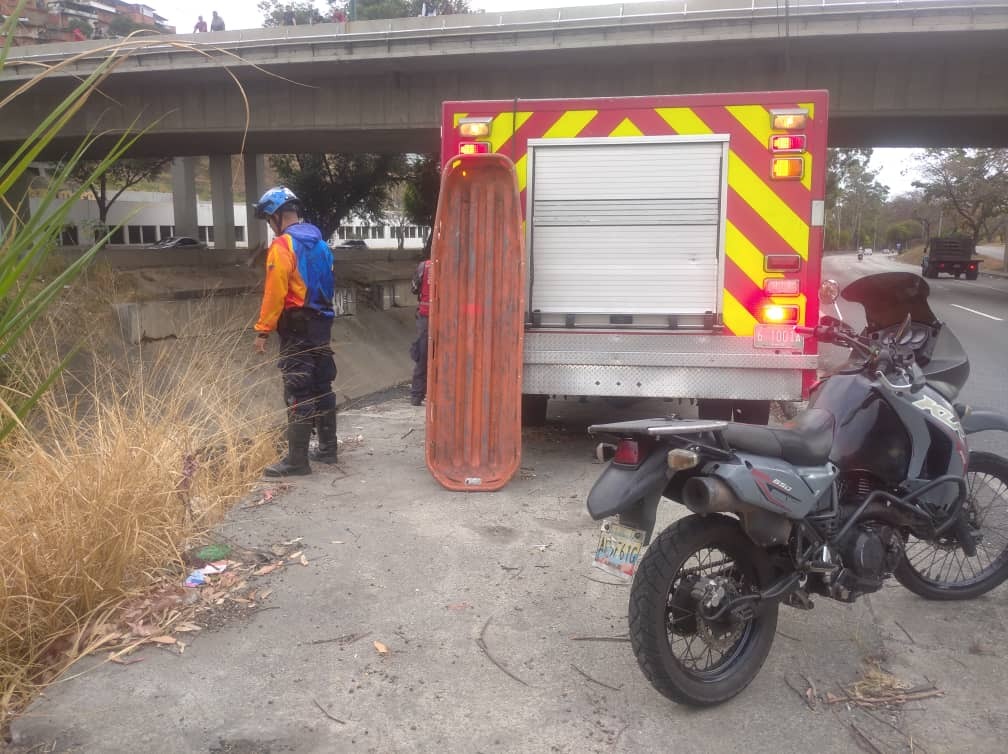 Hallaron cadáver de un hombre en riberas del río Guaire a la altura del distribuidor Antímano este #1Abr