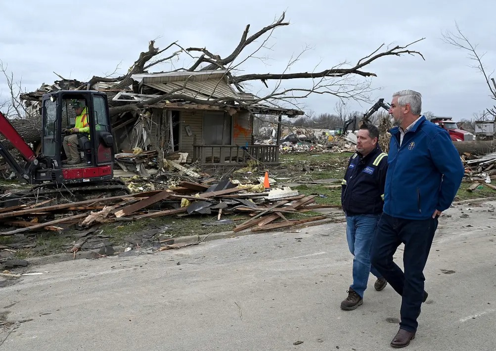 El número de muertos aumentó a 27 tras brutal embestida de tornados que arrasaron varias áreas de EEUU