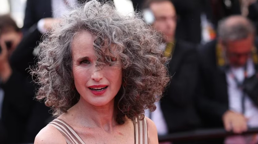 Andie MacDowell, la actriz que hace un culto de su vejez, decidió dejarse las canas y vive con dos fantasmas