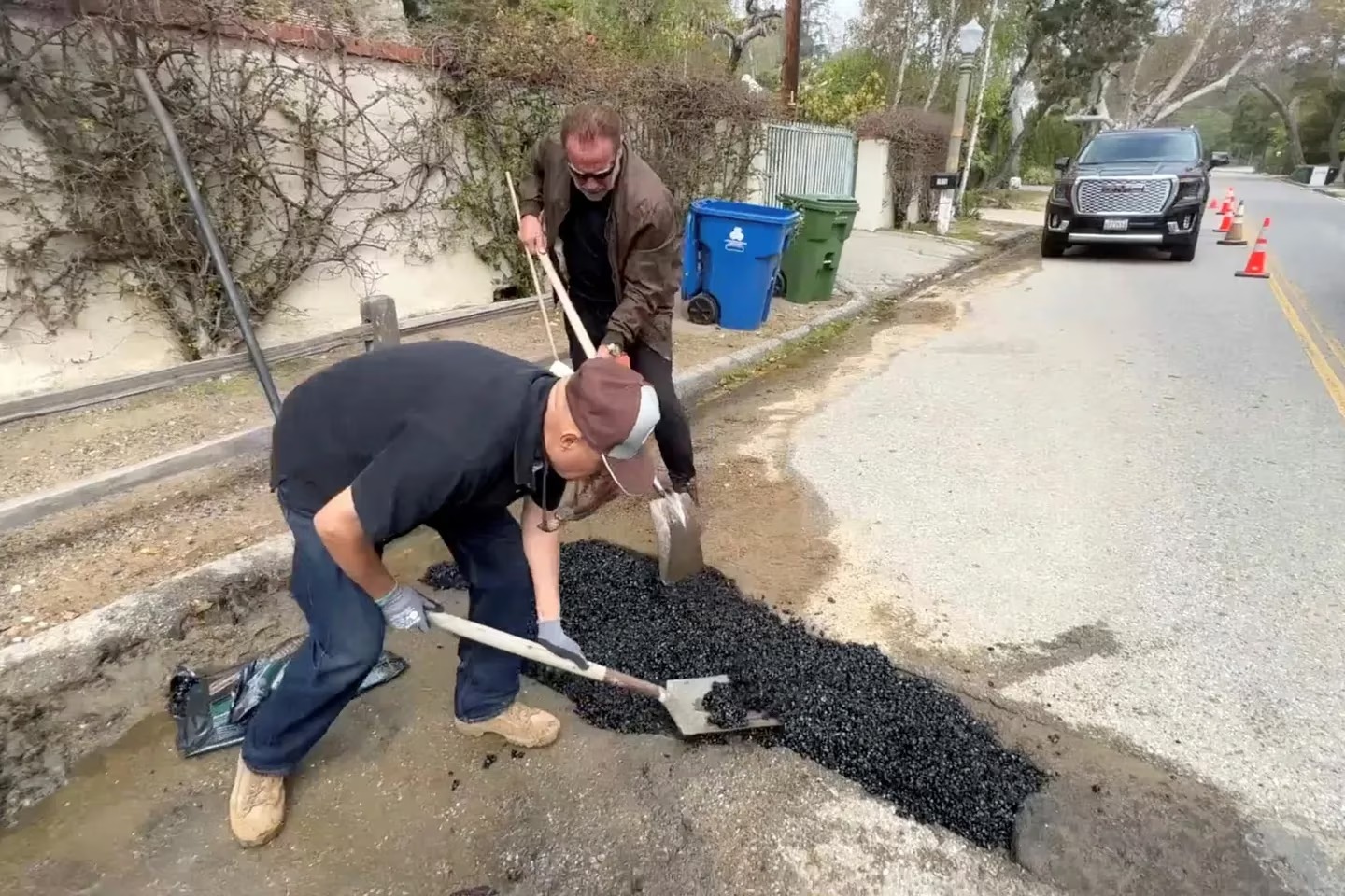 Arnold Schwarzenegger agarró una pala y salió a tapar huecos por las calles de California