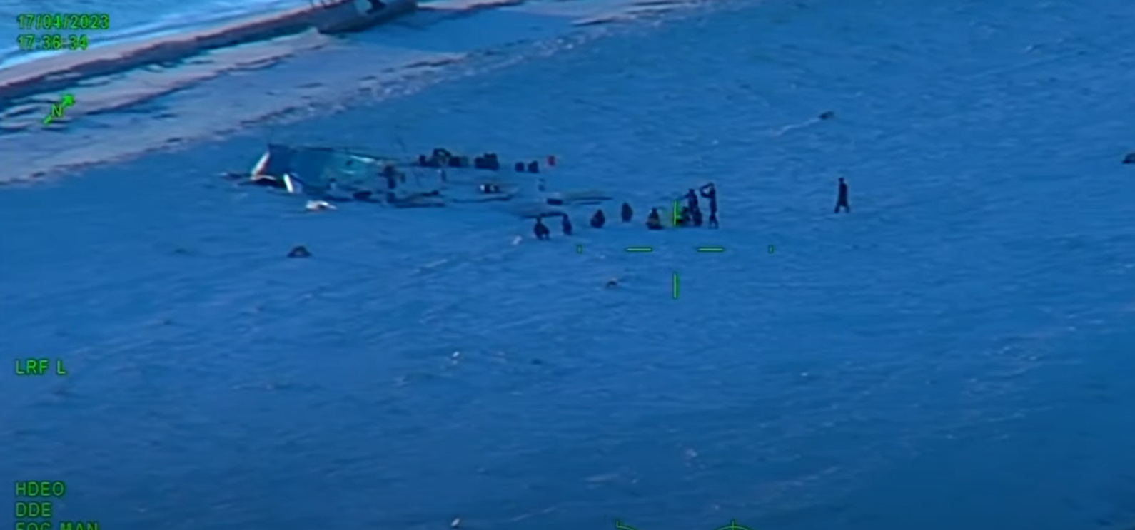 Rescatan a 11 marineros tras seis días sin comida en una remota isla australiana (Video)