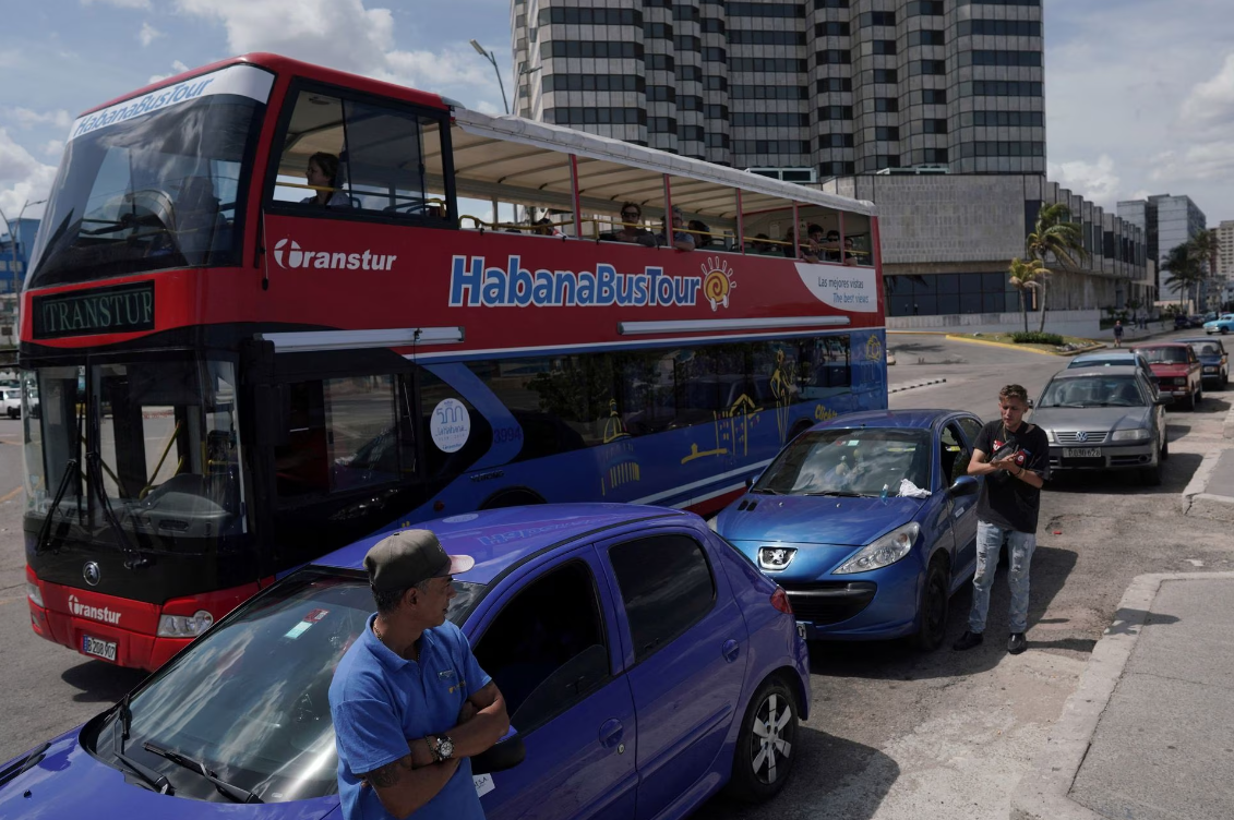 Cubanos sufren largas esperas para obtener combustible sin apenas explicaciones