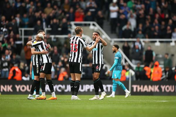 El Newcastle ridiculiza al Tottenham en la Premier