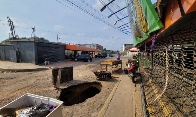 Mega hueco se abrió en la avenida principal de La Rosaleda en Zulia