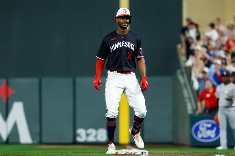 Llegó a segunda base solo con un toque de bola: La increíble velocidad de Michael Taylor (VIDEO)