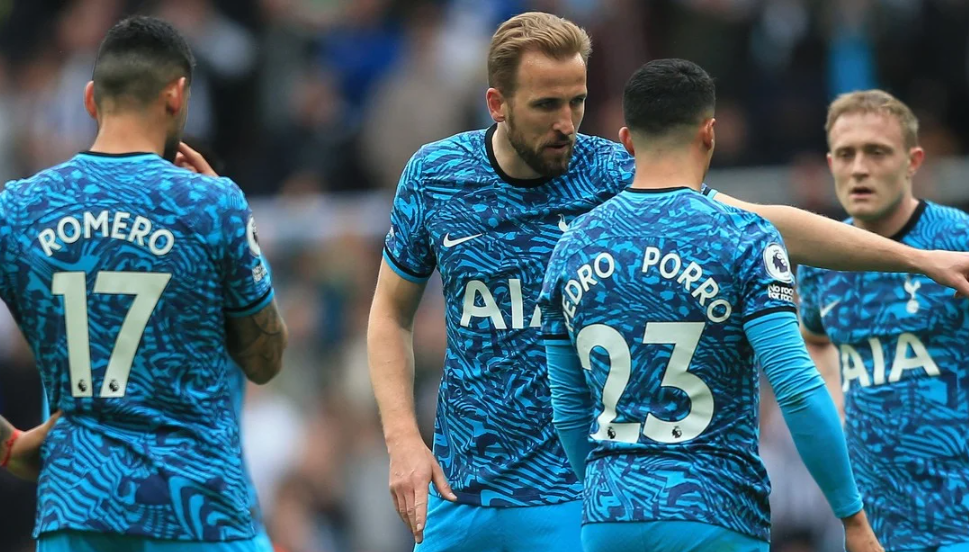 Jugadores del Tottenham devolverán dinero de la entrada a sus hinchas tras sufrir cinco goles en 21 minutos