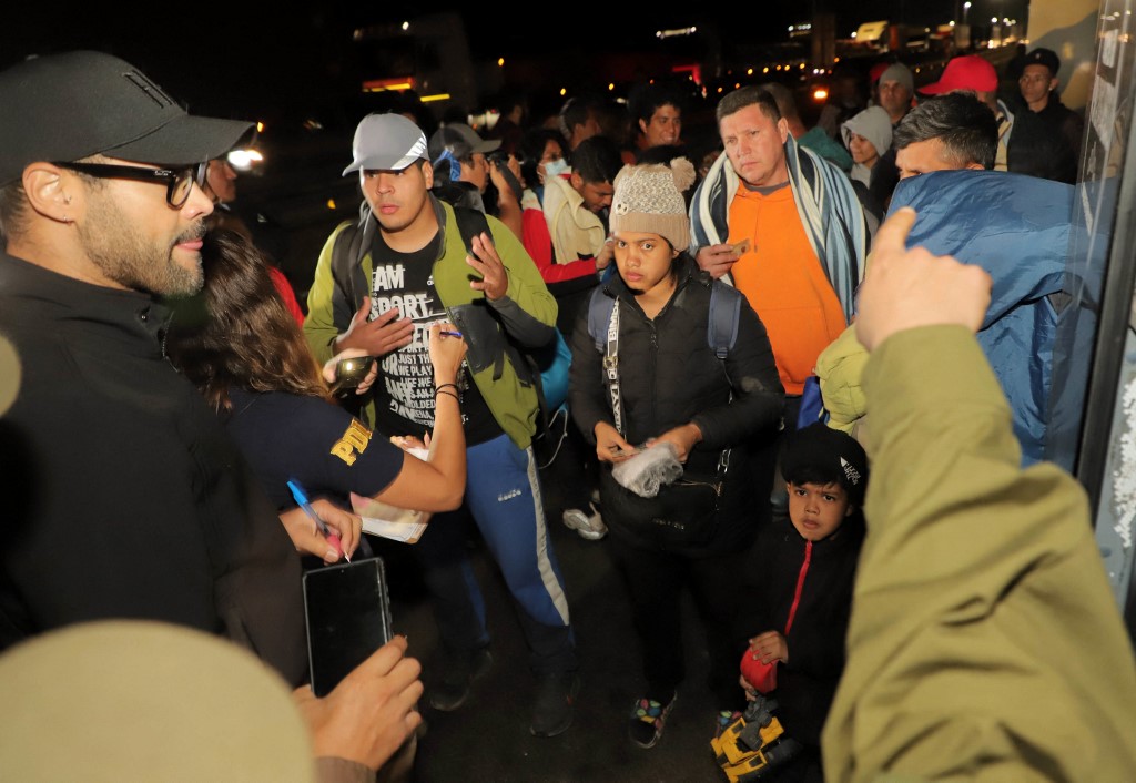 Avión con migrantes varados en la frontera chilena-peruana despega hacia Venezuela