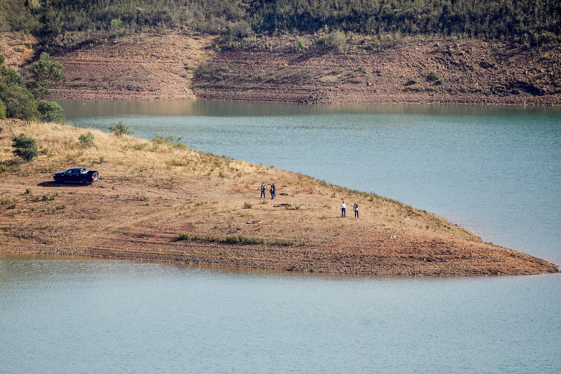 Investigadores buscan pijama de Madeleine McCann en embalse de Arade y llenan varias bolsas de pruebas