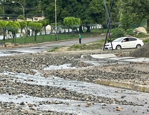 EN IMÁGENES: torrencial aguacero durante la madrugada de este #25May puso en alerta a los vecinos de El Castaño