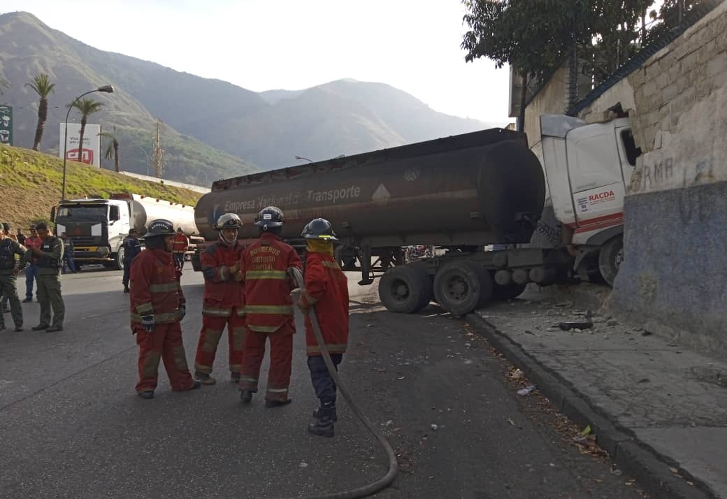 Gandola de Pdvsa se estrelló y atravesó una pared en la urbanización El Samán en Caracas este #15May (FOTO)