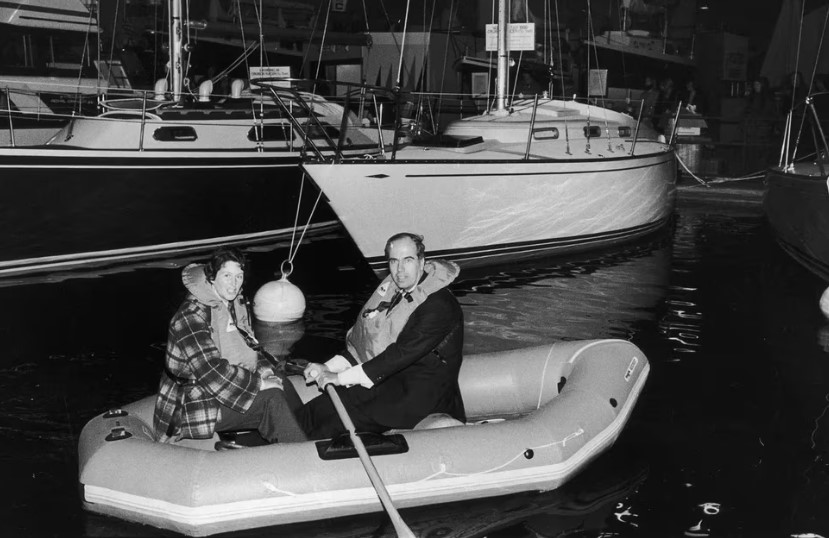 El matrimonio que sobrevivió 118 días en una balsa a la deriva, cazando tiburones y tortugas con sus manos, en pleno océano Pacífico