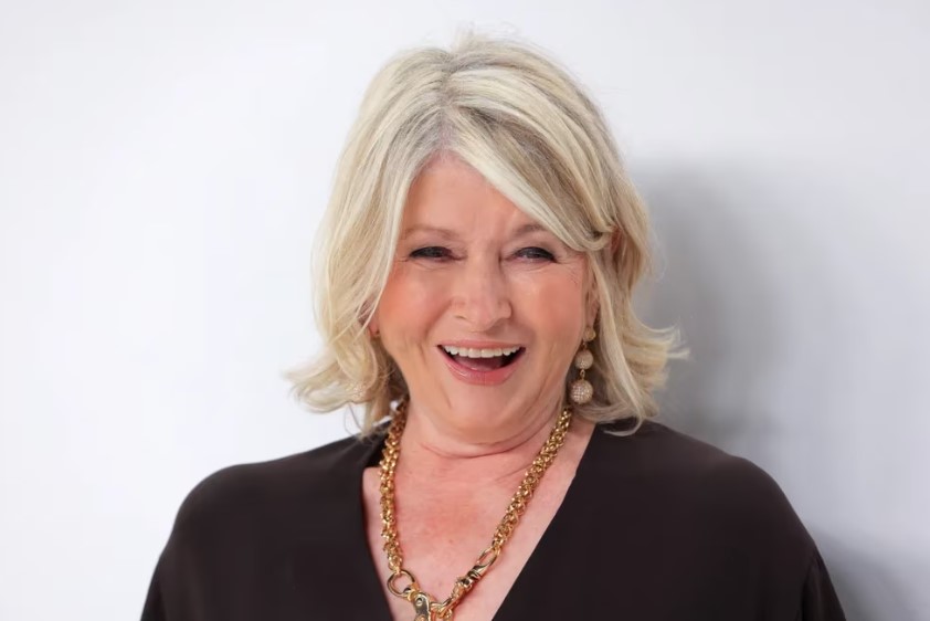 A sus 81 años, Martha Stewart hizo historia al posar en traje de baño para la portada de “Sports Illustrated”