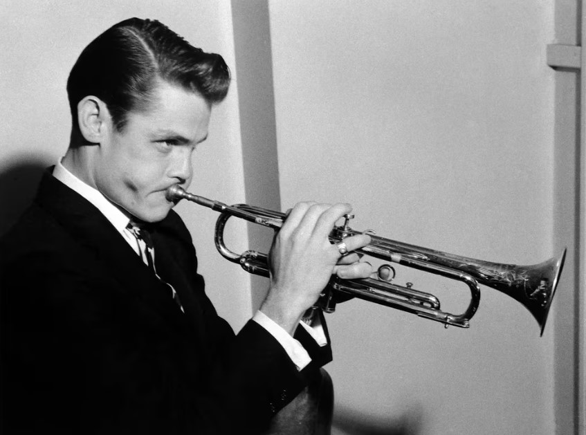 Chet Baker, el galán que revolucionó el jazz pero terminó deformado, sin dientes y con una muerte absurda