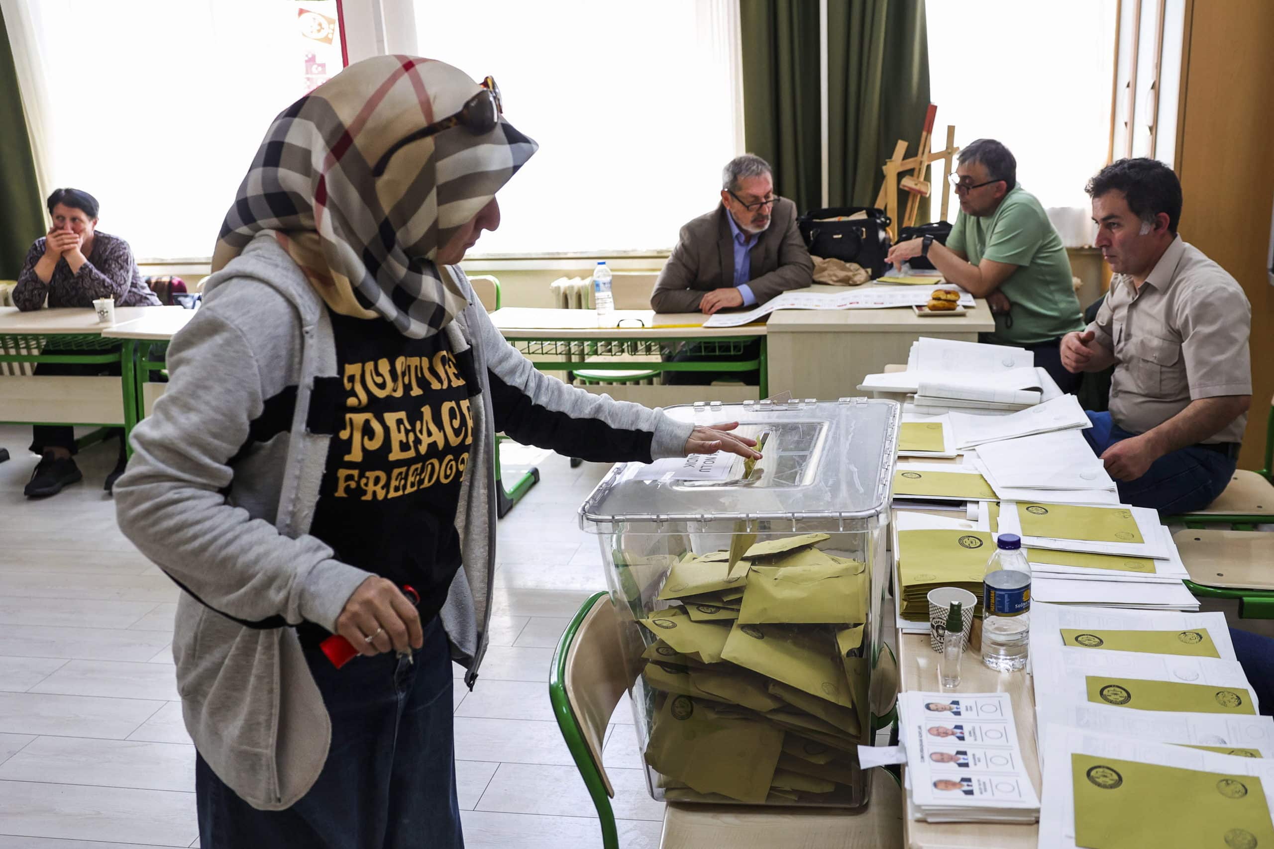 Las elecciones en Turquía discurren sin incidentes, con los líderes pidiendo participación