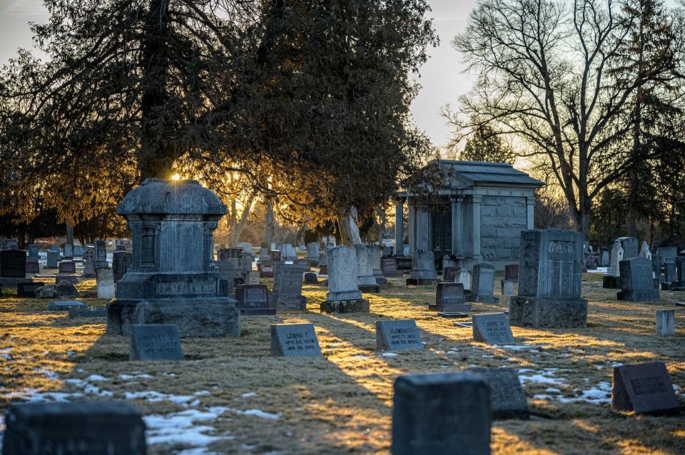 FOTOS: Parejita no tenía donde vivir y el mejor lugar que encontró fue… un cementerio