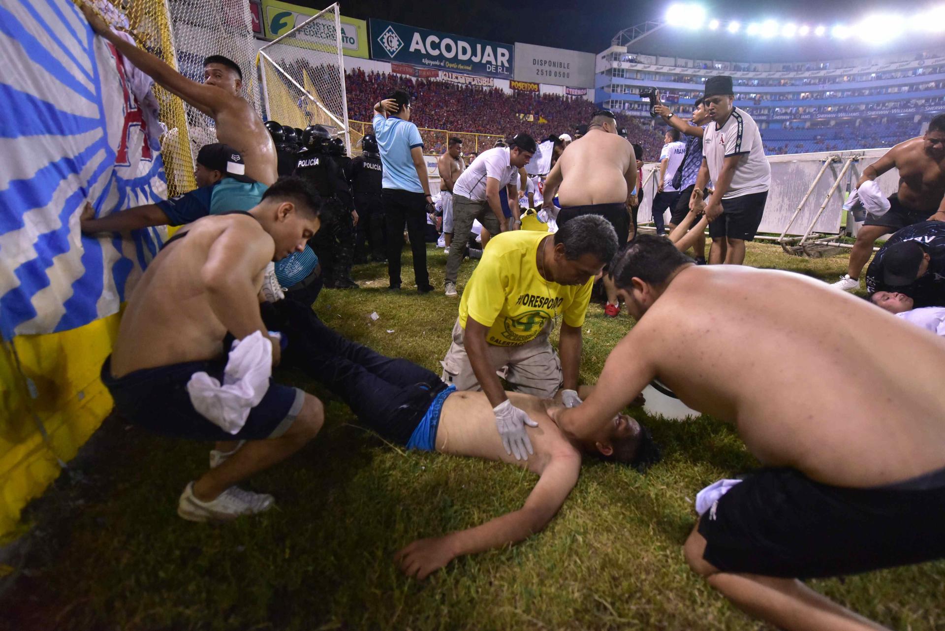 Señalan sobreventa de entradas y boletos falsos en tragedia en estadio salvadoreño