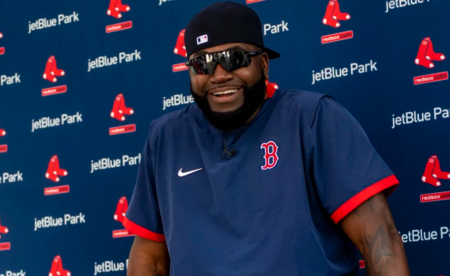 “Esa mujer me tiene loco”: David Ortiz se puso romántico y sorprendió a su novia con una lujosa y carita camioneta (VIDEO)