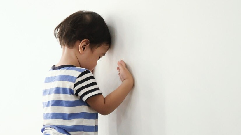 Su hijo hablaba siempre con una pared y descubrió un secreto increíble (VIDEO)