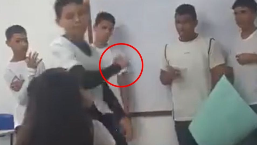 Video sensible: se burló de la exposición de su compañero y él la apuñaló con un lapicero en la cara