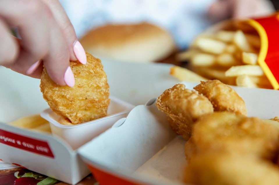 Se llevó una sorpresa en McDonald’s: Su hija encontró un diente humano en nuggets de pollo