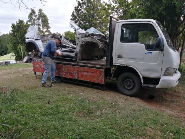 Pareja venezolana en tareas de reciclaje