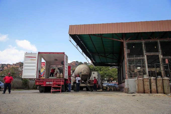 La nueva idea de Maduro: llenar bombonas de gas en plena vía pública de Caracas