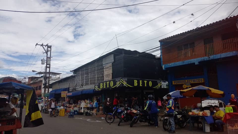 Comerciantes del mercado La Concordia en San Cristóbal quedaron a oscuras luego que se echaran a perder unas guayas