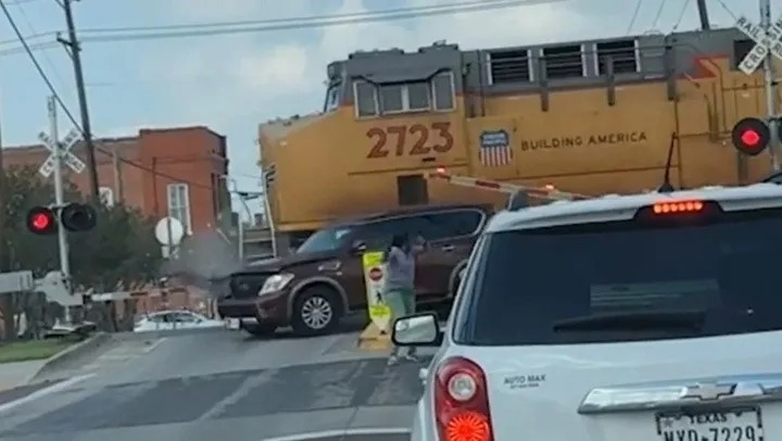 ¡Por poco! Familia logró escapar a tiempo de un vehículo antes de ser arrollados por un tren en Texas (VIDEO)