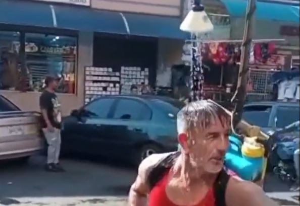 Video VIRAL: Una regadera portátil, el “outfit” de un ingenioso barinés que ya no toleraba el calor