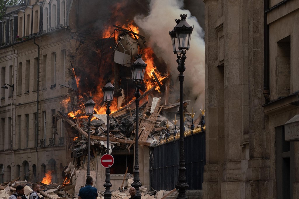 Una persona sigue desaparecida bajo los escombros del edificio derrumbado en París