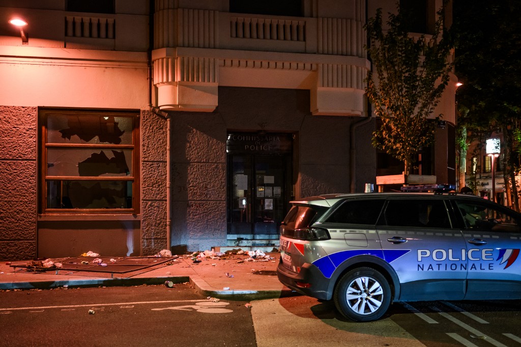 Joven murió al caer desde lo alto en una noche de violencia en Francia