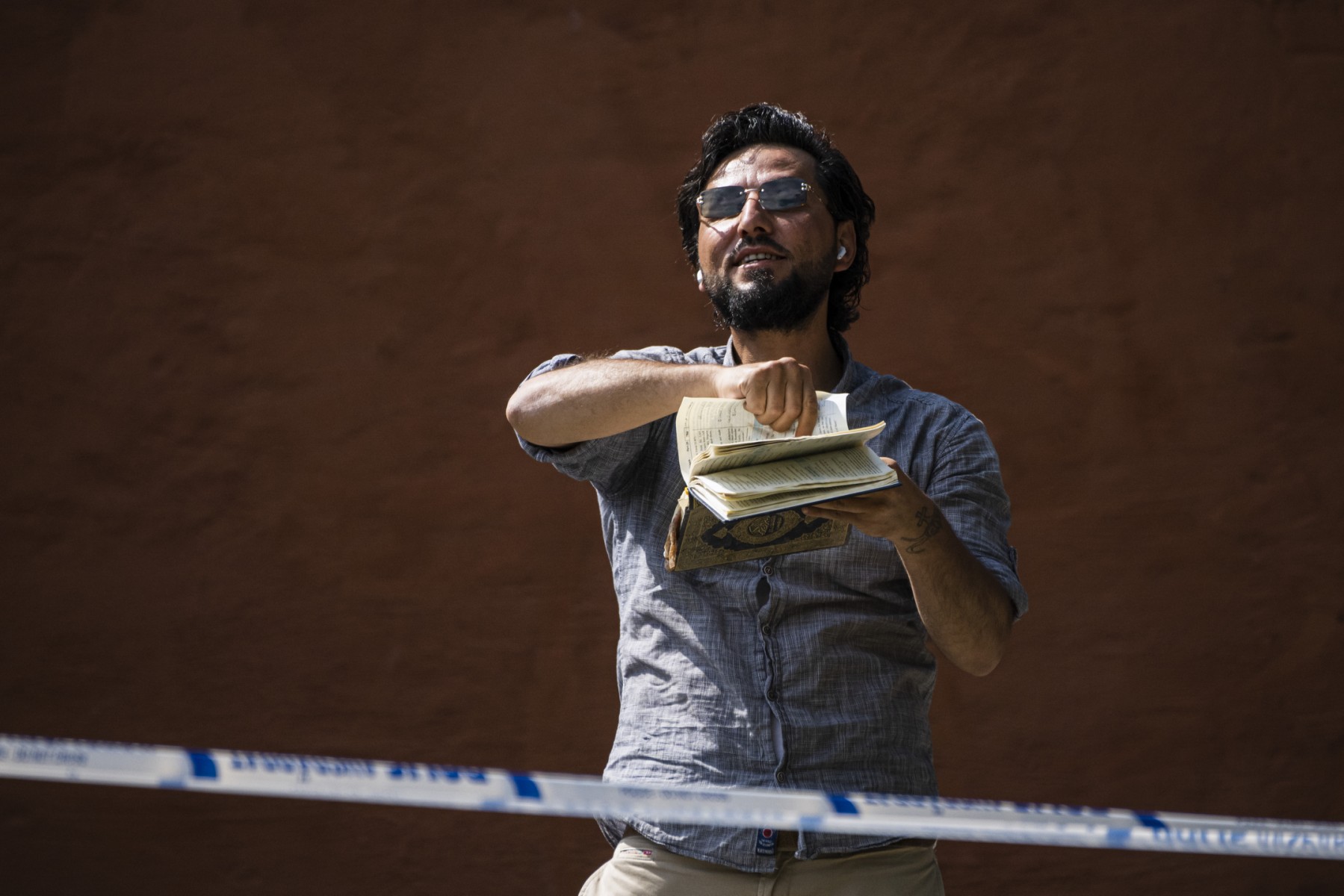 Un hombre quema páginas del Corán ante mezquita en Estocolmo (Fotos)