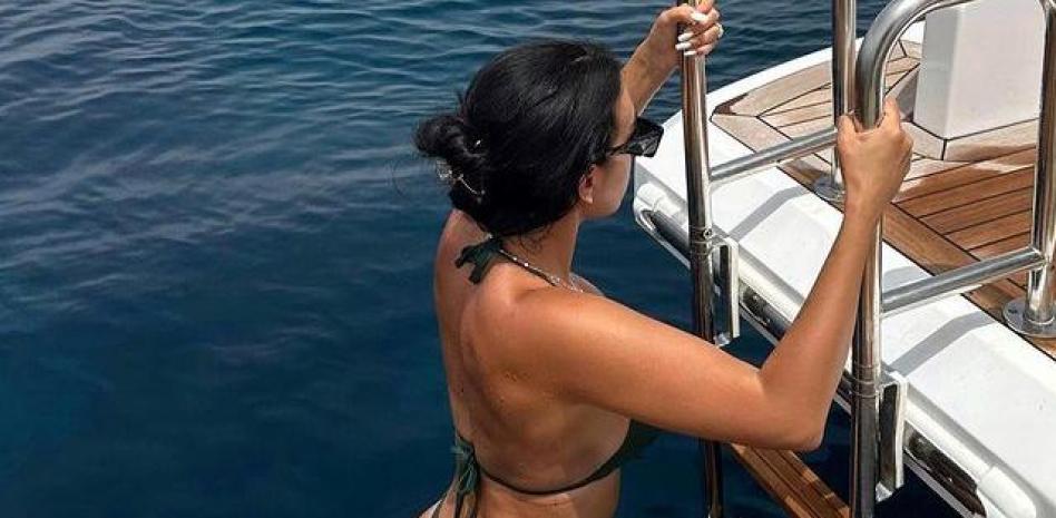 Desde el yate de “El Bicho”, Georgina presume sus nalgas desde varios perfiles en alta mar (DIOOSS)