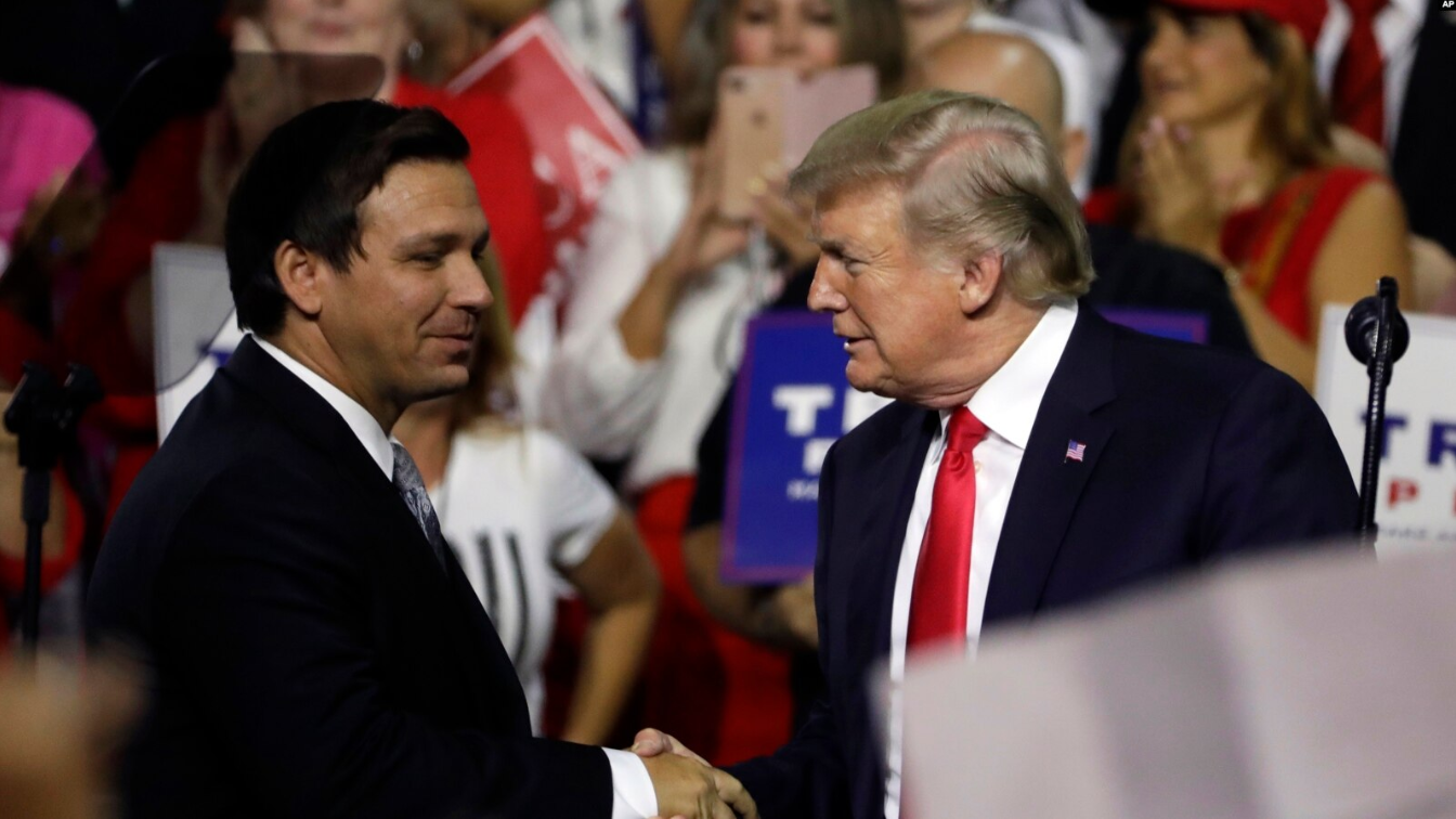 Aliados de Trump y DeSantis impulsan ola de gastos en su carrera presidencial para 2024 (Video)