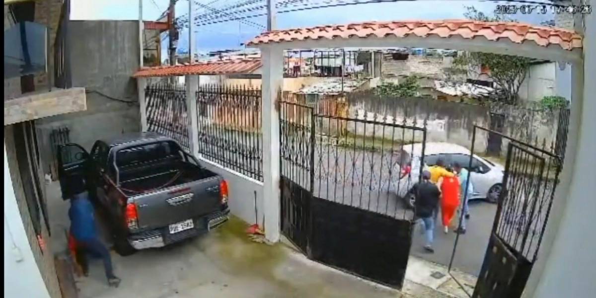 “Llévame a mí, déjala a ella”: Dramático VIDEO muestra como delincuentes secuestraron a una mujer