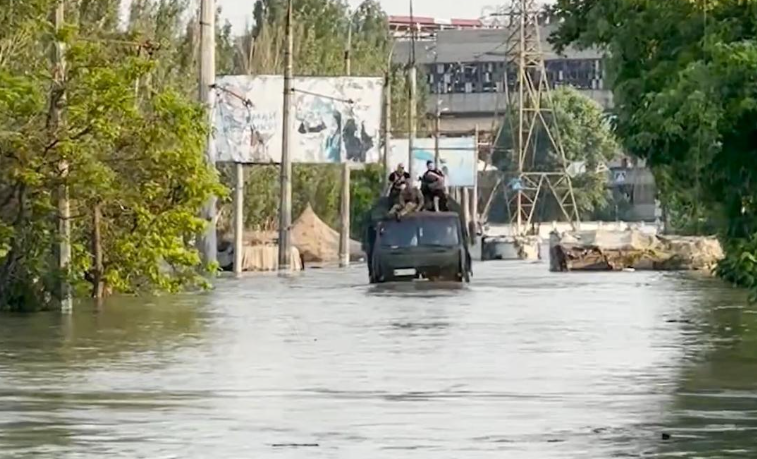 Zelenski denuncia ataques de la artillería rusa durante las labores de rescate en Jersón