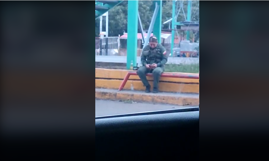 Uniformada de la GNB se tomó un par de “frías” para refrescarse en plena faena (VIDEO)