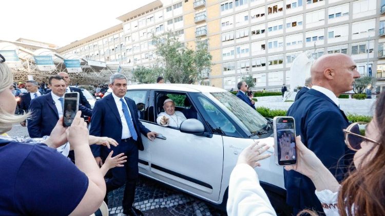 El papa Francisco tras ser dado de alta: Estoy todavía vivo y con tanto dolor por los migrantes