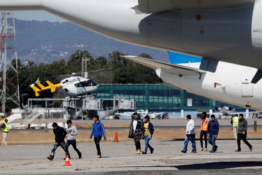 Urgen investigación federal por traslado aéreo de migrantes venzolanos y colombianos a California