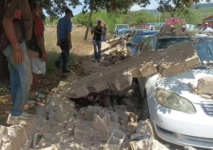 Falcón: Esperaban su turno para echar gasolina y un muro de concreto cayó encima de sus carros (Imágenes)