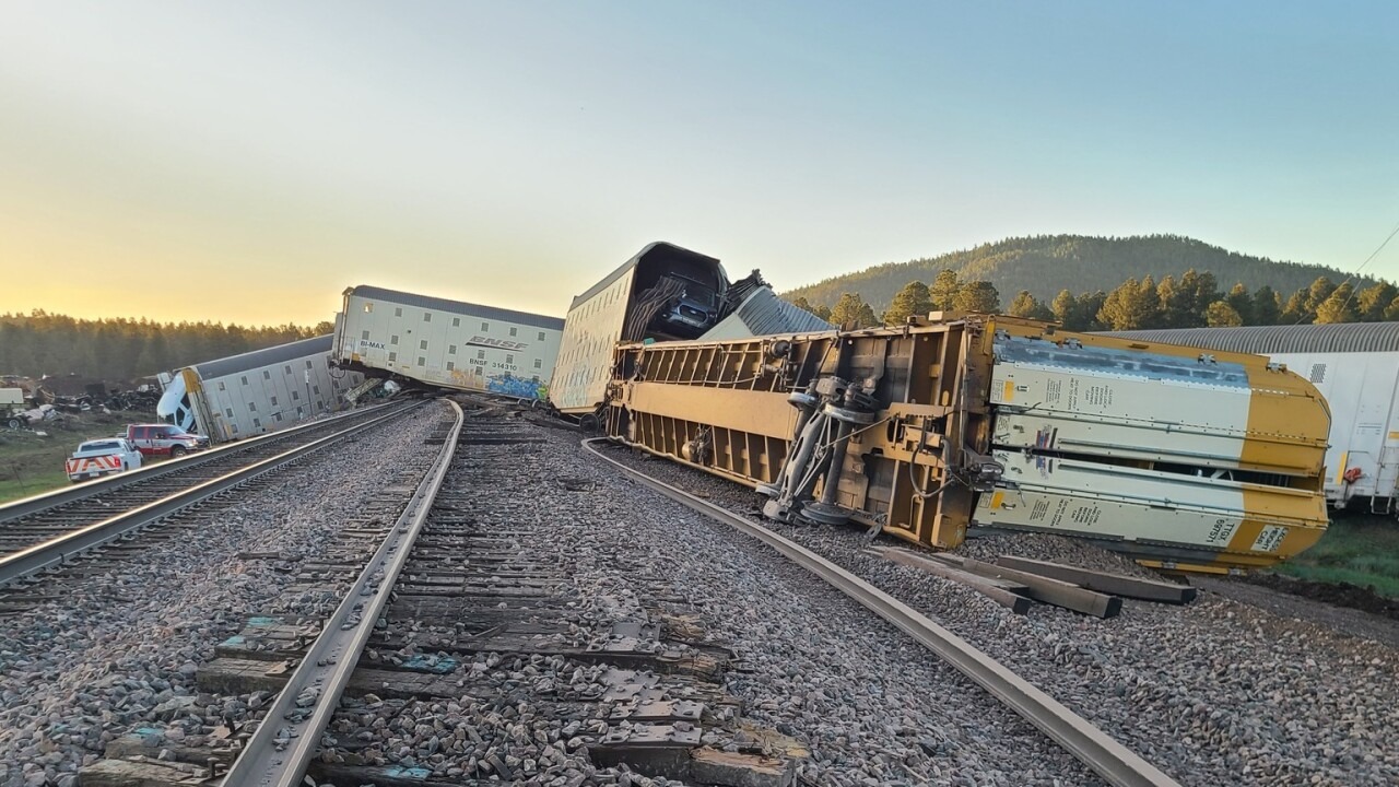 Nuevo tren de carga terminó descarrilado en EEUU: Transportaba varios vehículos hacia California (VIDEO)