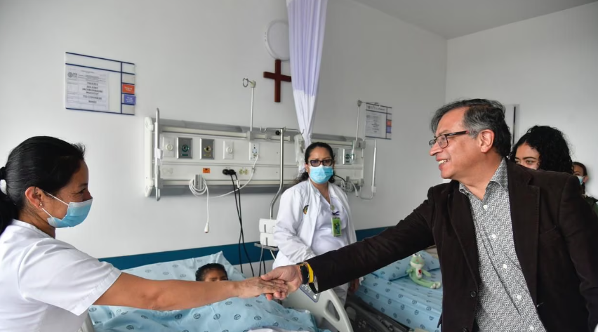 Petro visitó el Hospital Militar de Bogotá, donde están los niños encontrados en el Guaviare
