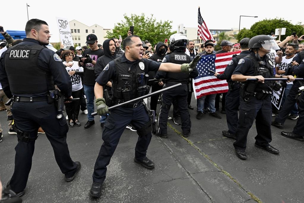 VIDEO: Un debate escolar sobre el Mes del Orgullo en California desató brutal golpiza entre padres y manifestantes