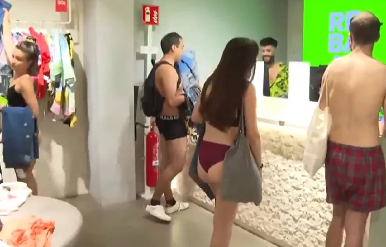 ¡Sin pudor! Tienda en España regaló mercancía a clientes que llegaron en ropa interior (VIDEO)