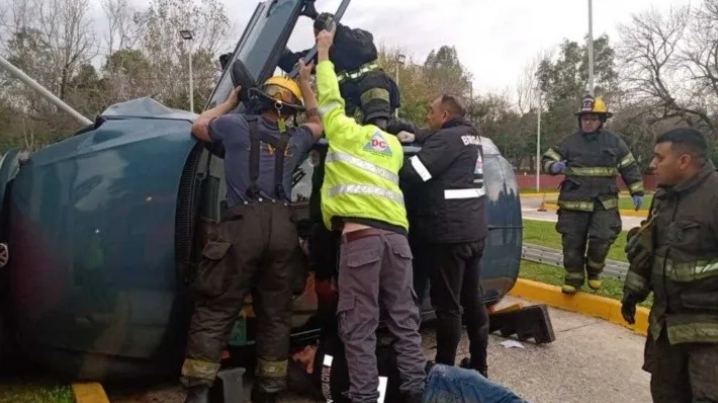 VIDEO: Mujer fue a sacar la licencia de conducir y tuvo que ser rescatada tras volcar el auto en plena prueba