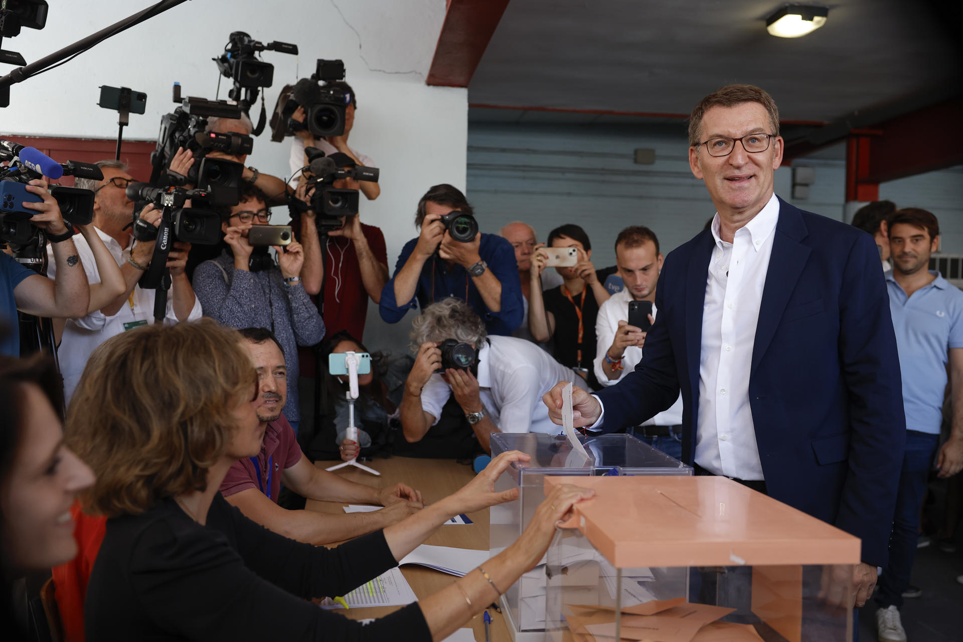 Alberto Núñez Feijóo votó en Madrid entre vítores de “Presidente” (VIDEO)