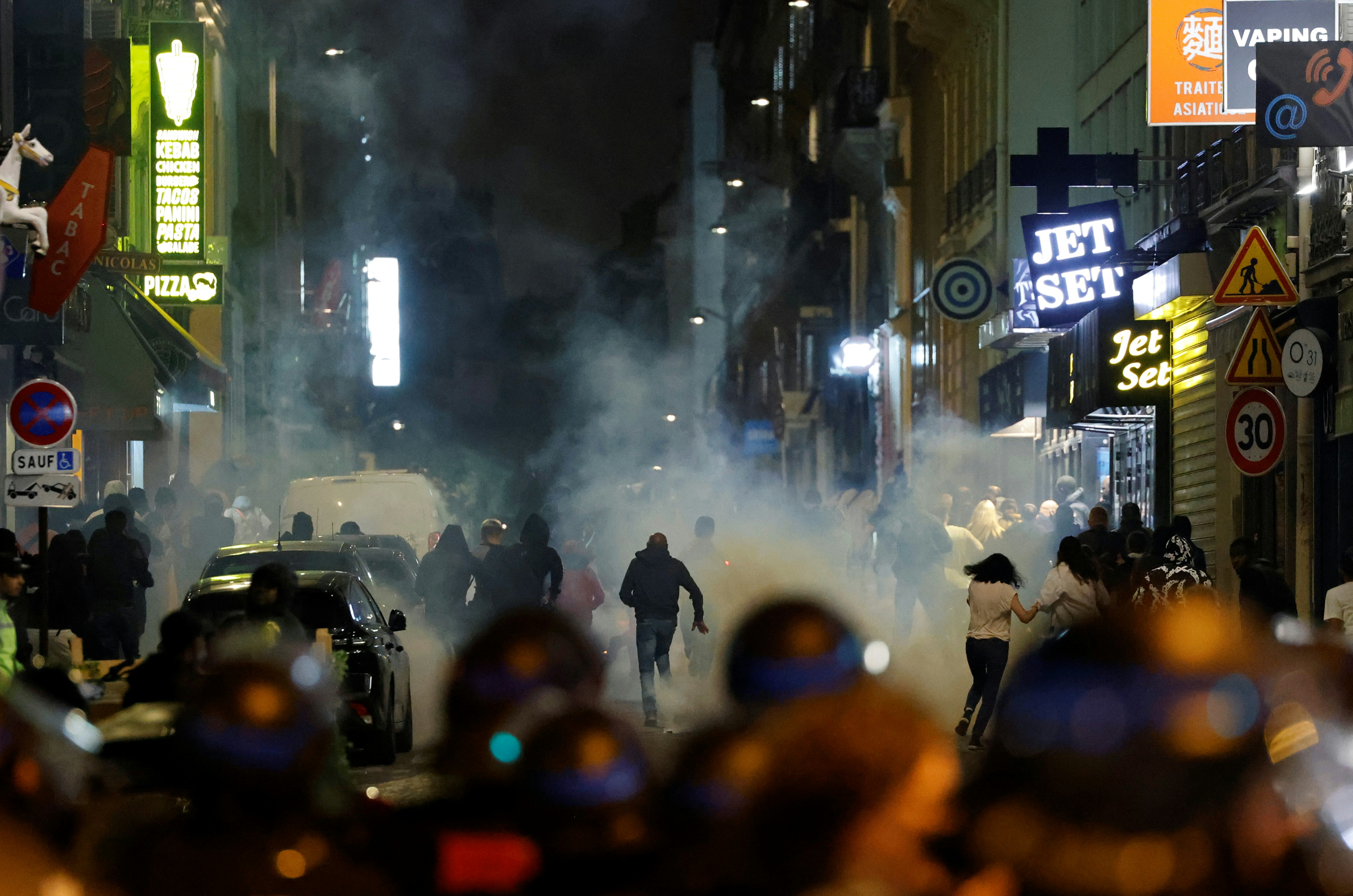 Caos en Francia: más de 700 detenidos en quinta noche consecutiva de disturbios